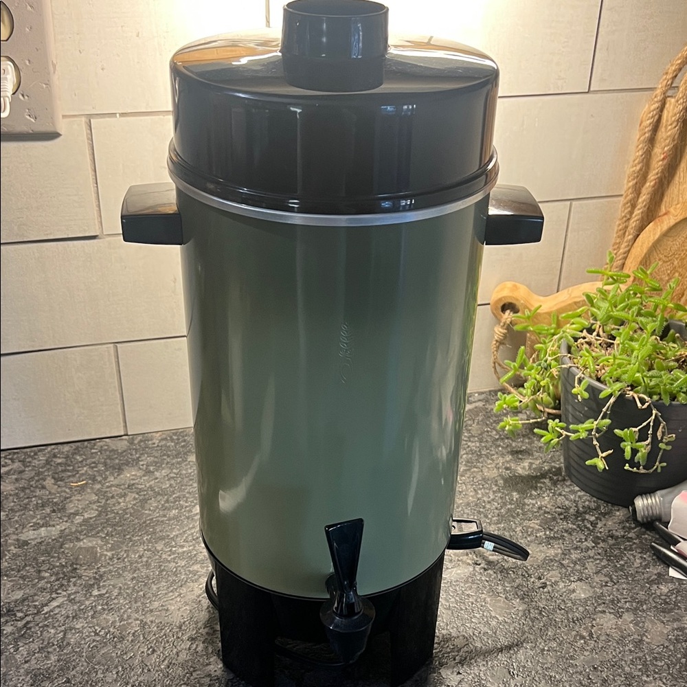 Vintage Regal Green Coffee Urn. 36 cup.  Excellent condition. Retro MCM